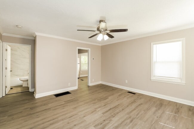 Building Photo - 3810 E 53rd Terrace