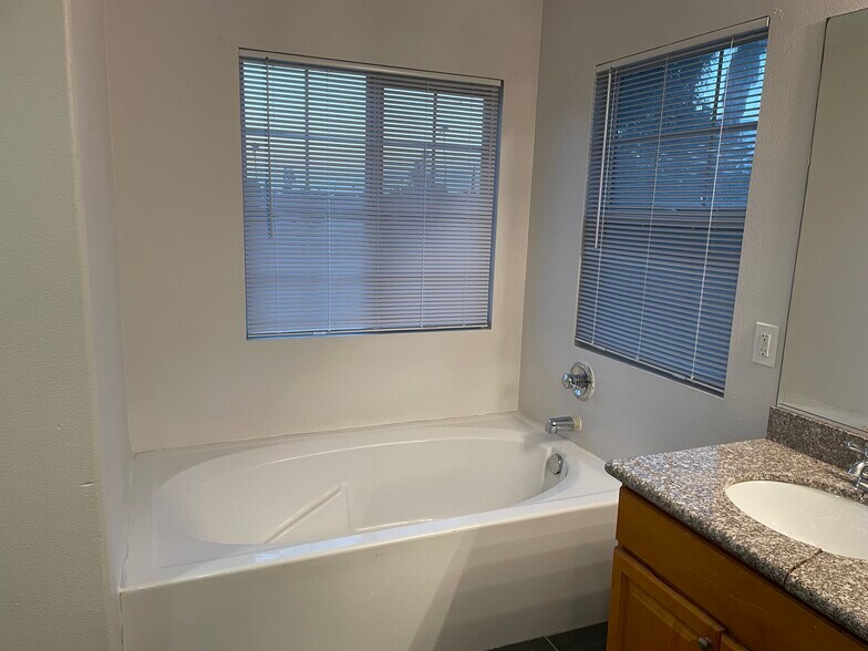 Building Photo - 16558 Paine St