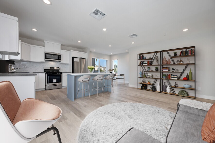 Building Photo - 2733 S La Brea Ave