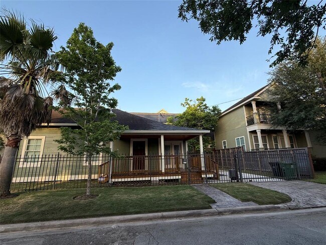 Primary Photo - 2626 Columbia St