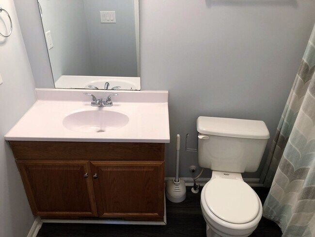 Building Photo - Welcome to the 2 Bed 2 Bath Bottom Floor C...