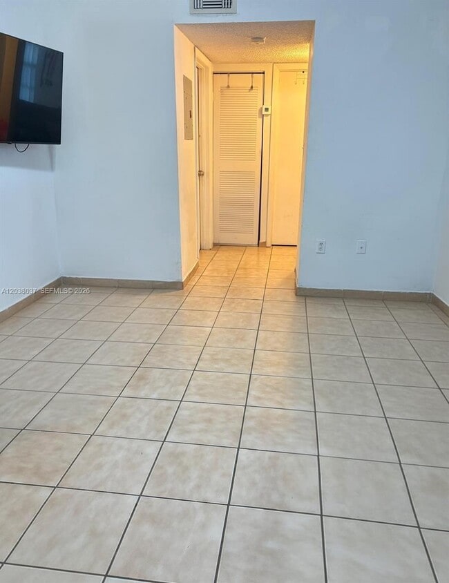 Building Photo - 2560 W 60th St