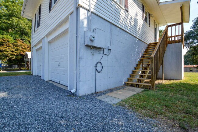 Building Photo - Budget-Friendly Fort Mill Home with Garage...