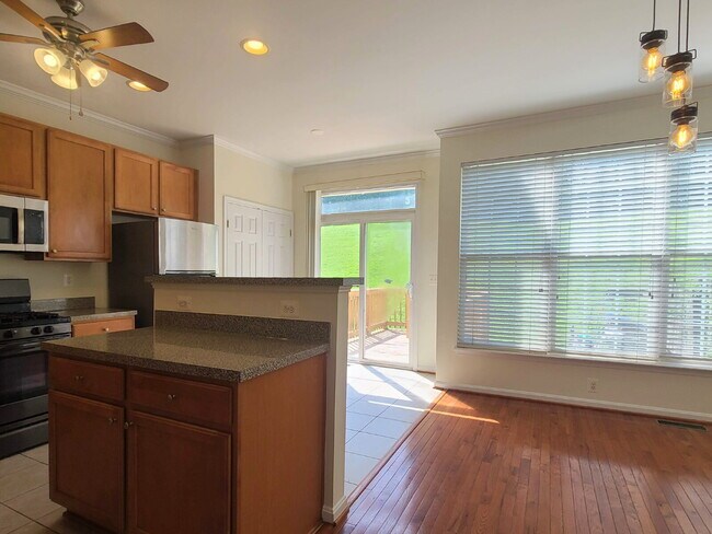 Building Photo - 210 Hillside Ct