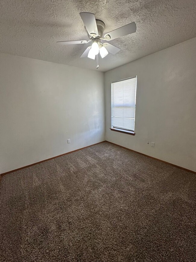 Building Photo - 3 Bedroom 2 Bath Home!