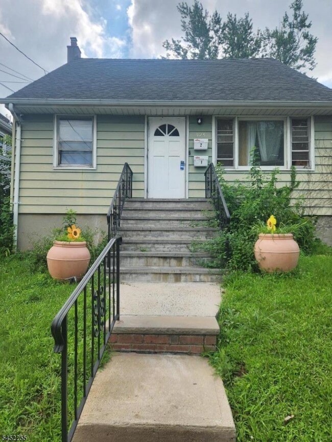 Building Photo - 525 Maple Ave