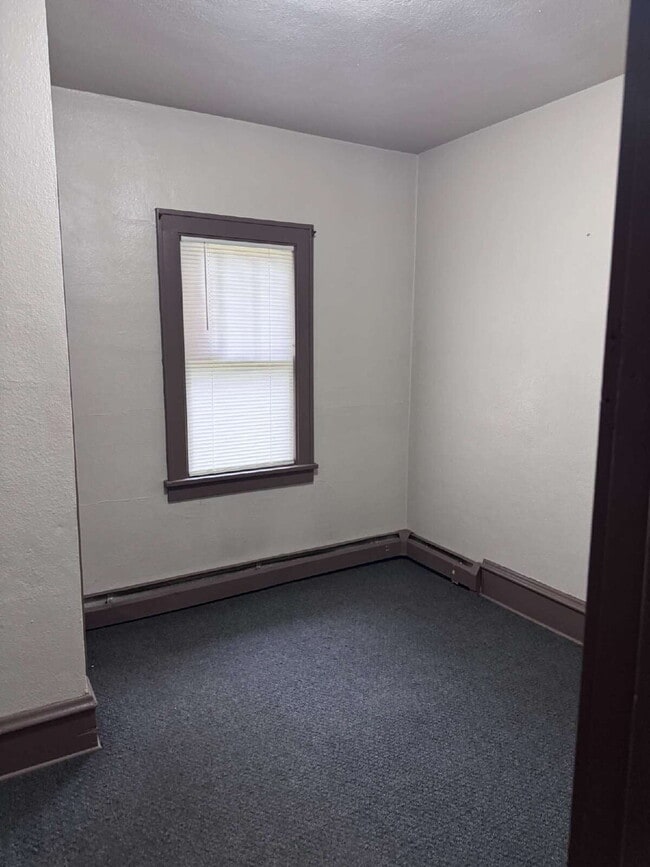 Building Photo - "Charming 3-Bed Home with Granite Elegance...
