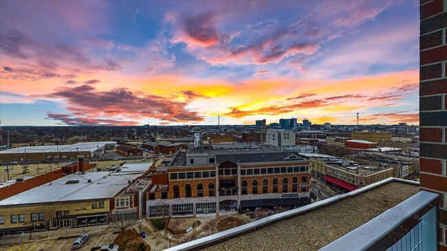 Building Photo - 3,400 SQFT CONDO IN DOWNTOWN CHAMPAIGN W/ ...