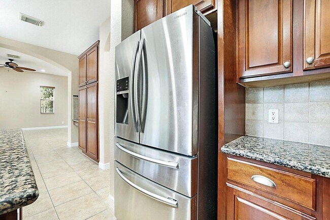 Building Photo - 748 Cresta Cir
