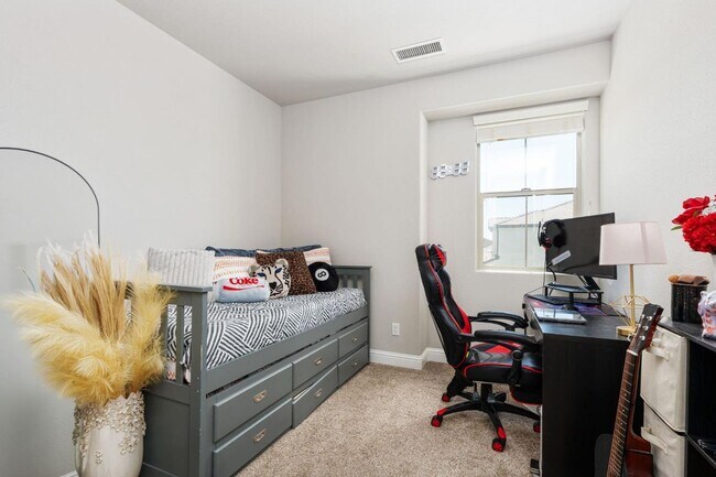 Building Photo - Copper River Canvas on the Bluffs! 4B/3BA ...