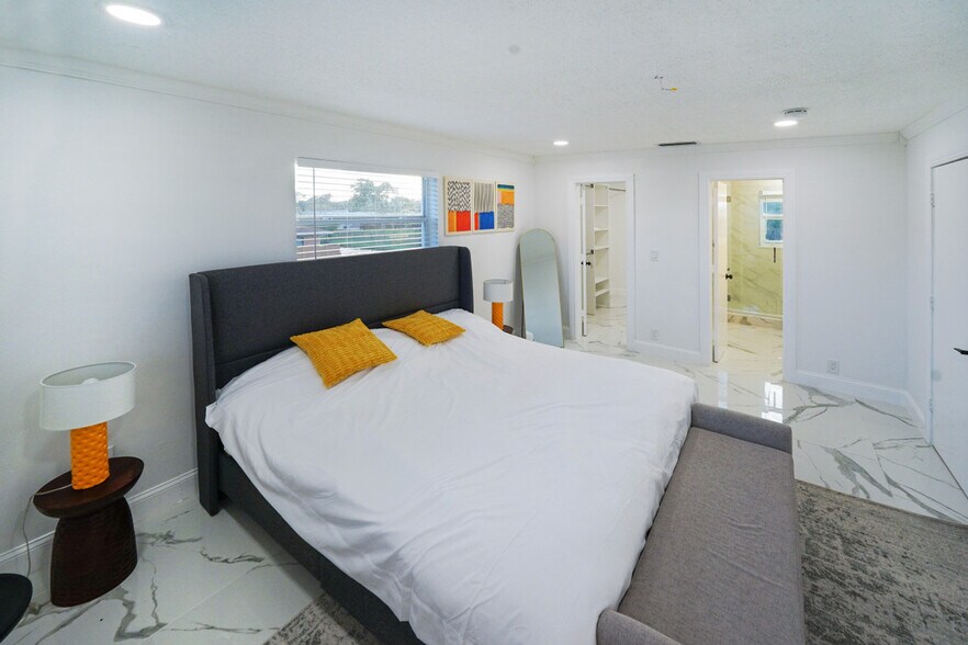 Building Photo - 651 NW 42nd Ave