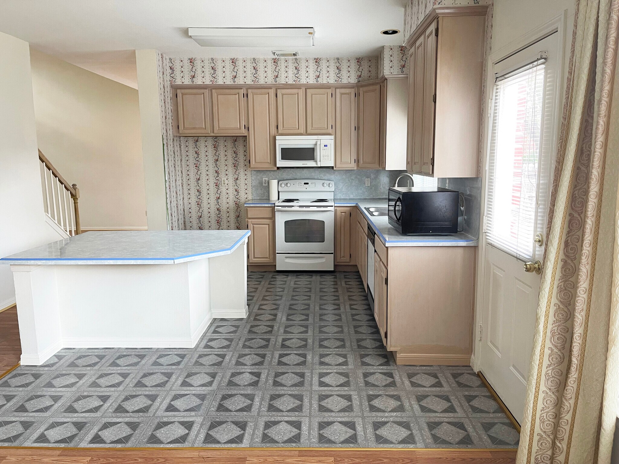 Kitchen with big island - 12607 Alderwood Dr