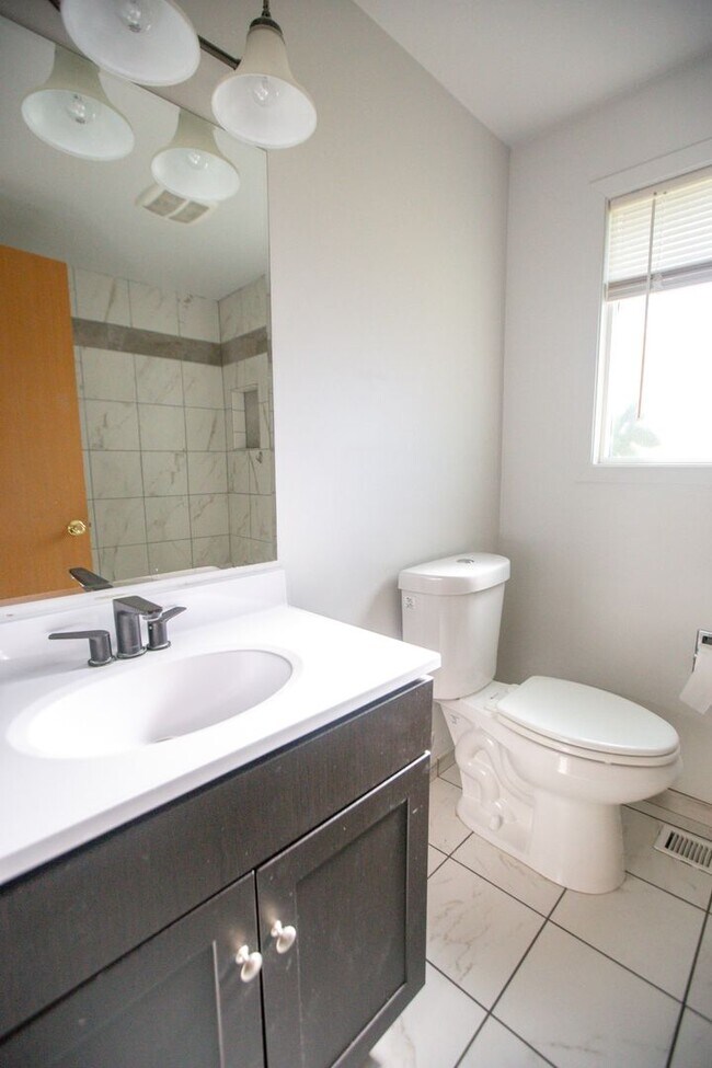 Building Photo - *** 3 Bedroom Woodburn home available now ***
