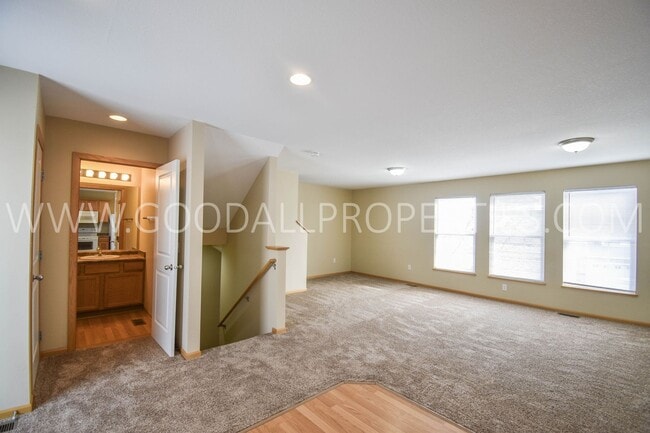 Building Photo - WINTER SPECIAL!! $1425 for a 2 Bedroom, 2.5 Bath Townhome in Urbandale near the walking trails!!!