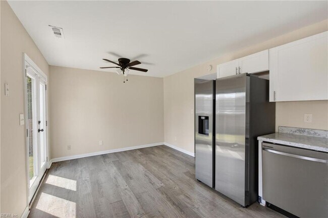 Building Photo - Corner Townhome in Virginia Beach