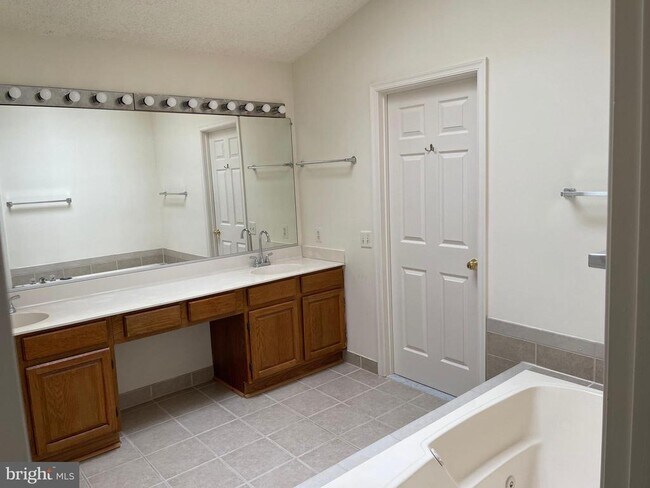 Building Photo - 2807 White Birch Ct