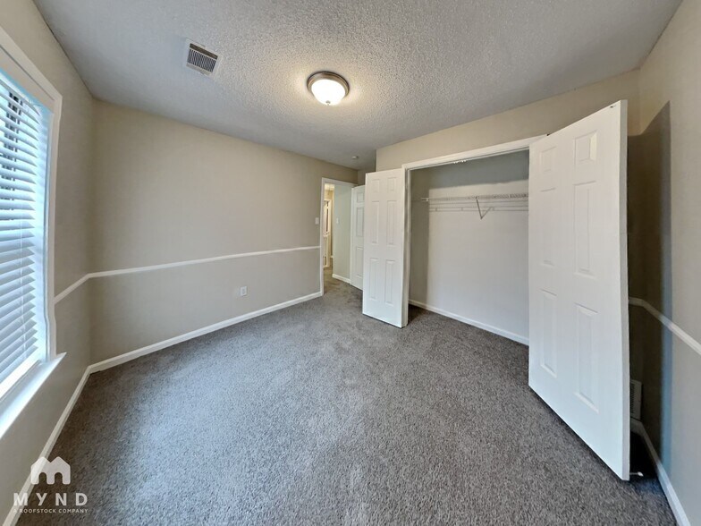 Building Photo - 2433 Dove Glen Cove