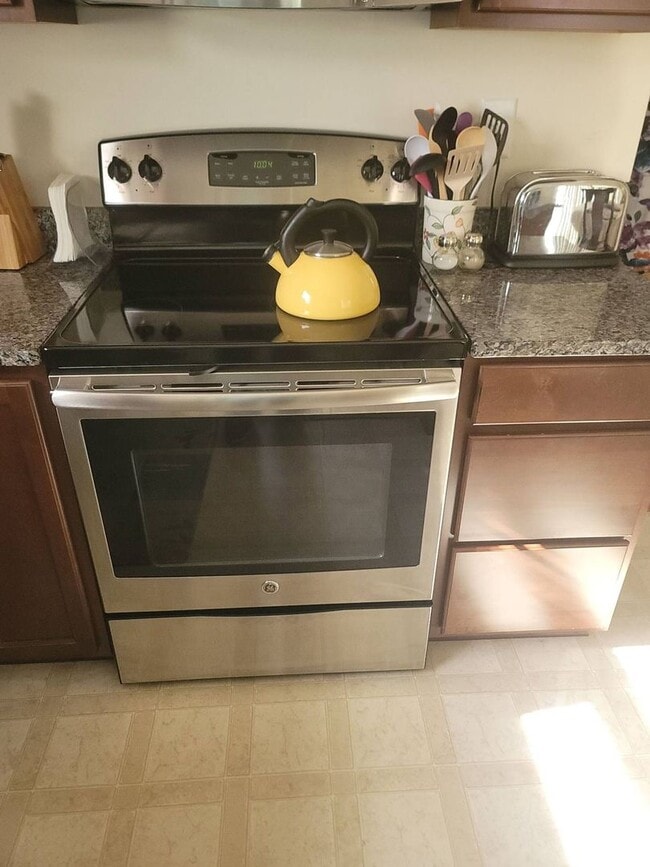 Building Photo - 3 bedroom 2.5 bath townhome in University Area