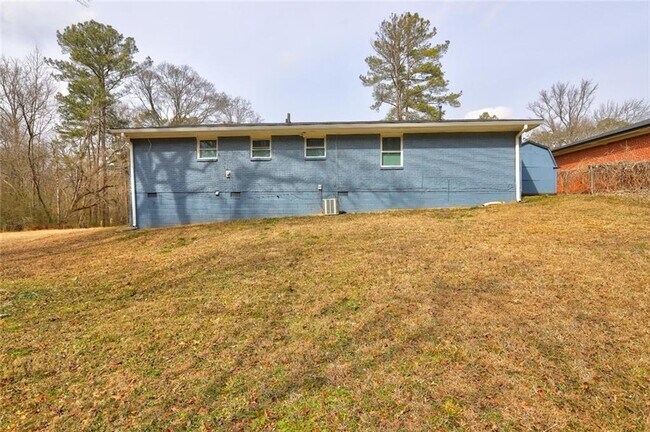 Building Photo - 667 Tara Cir SE