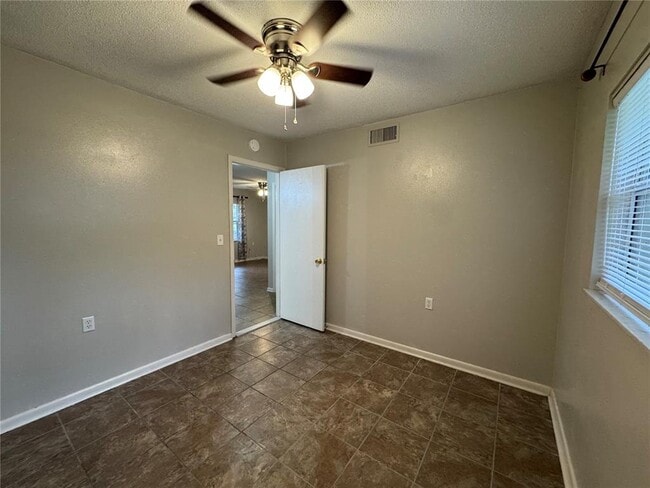 Building Photo - 503 Oak Ave