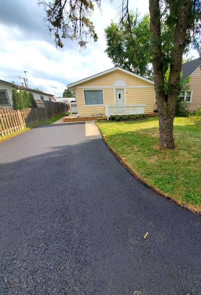 Building Photo - 209 E Pineview Dr