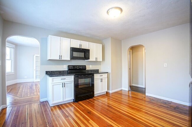 Building Photo - 10-12 River Street