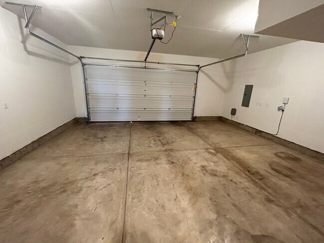 Building Photo - New 4 Bedroom North Plains Home!!!