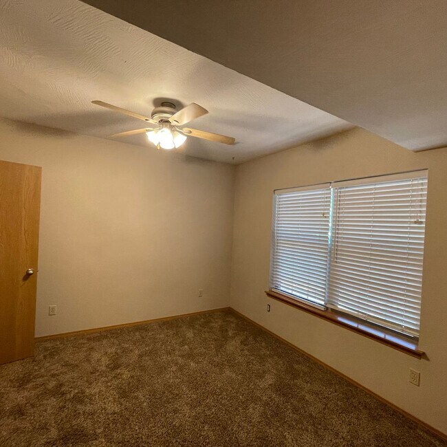 Building Photo - Beautiful 4 bedroom 3 full bathroom home available Now!