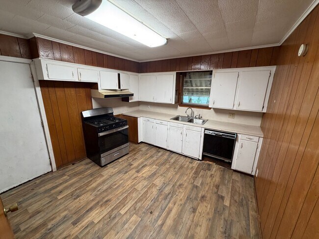Building Photo - Spacious 3 Bedroom Home