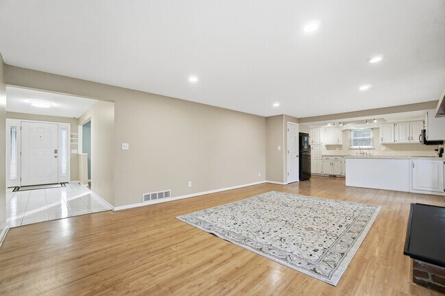 Building Photo - 2481 E Rahn Rd