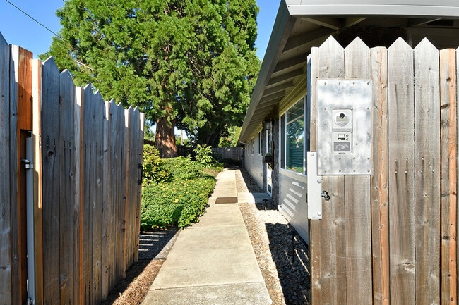 Building Photo - 8 SE 136th Ave