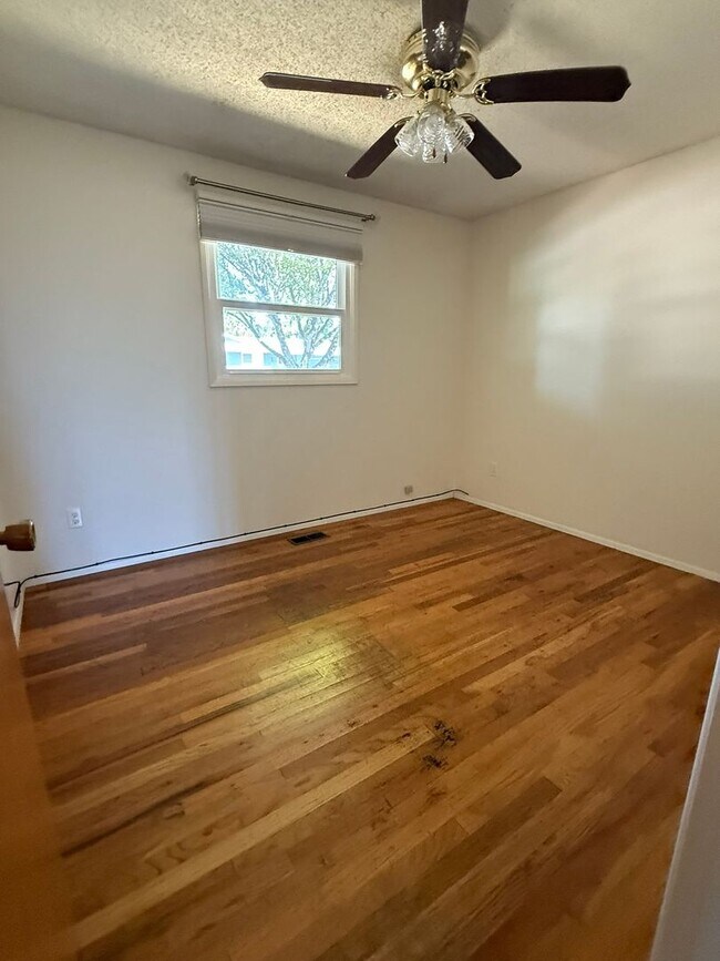 Building Photo - Stunning Pet Friendly Three Bedroom Corval...
