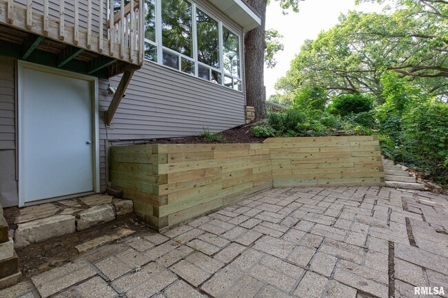 Building Photo - 4640 5th Ave