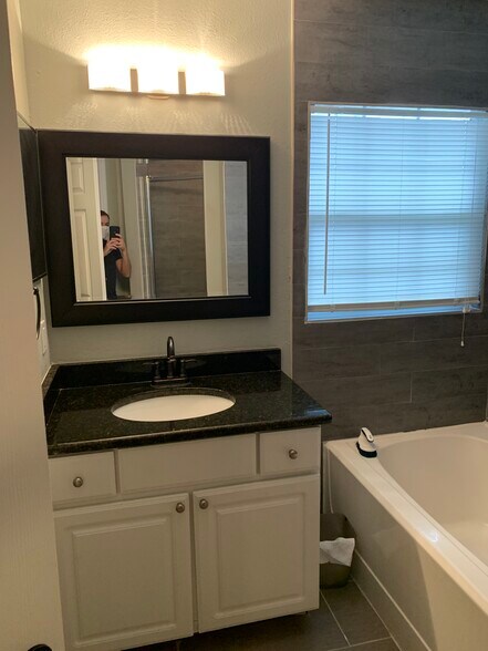 Master Bath - 3129 Santorini Ct