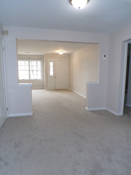 Building Photo - 302 Windsor Pl