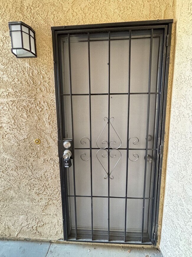 Building Photo - East Palmdale Townhouse