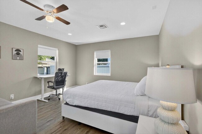 Building Photo - 823 Avenida Hermosa