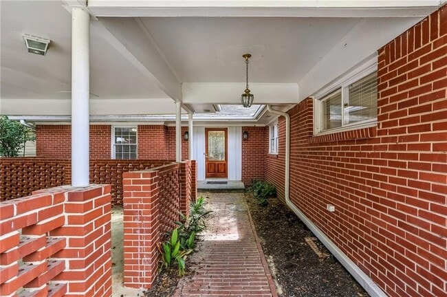 Building Photo - 2581 Sharondale Dr NE