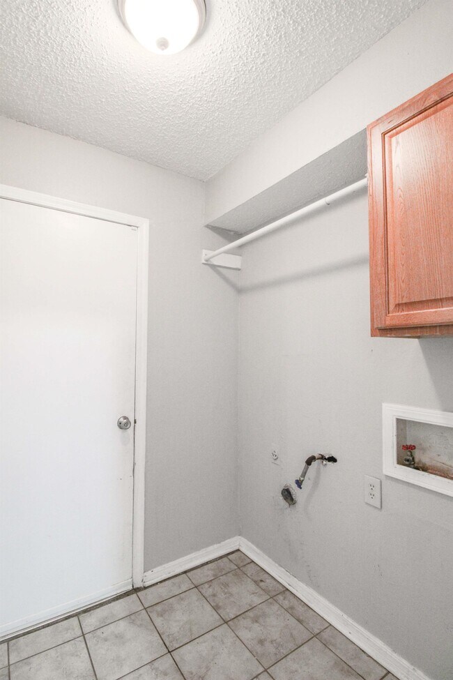 Building Photo - 8900 N Shannon Ave