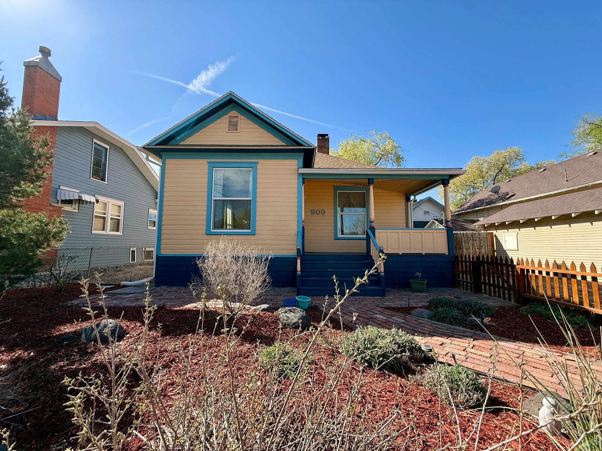 Building Photo - 909 Ouray Ave