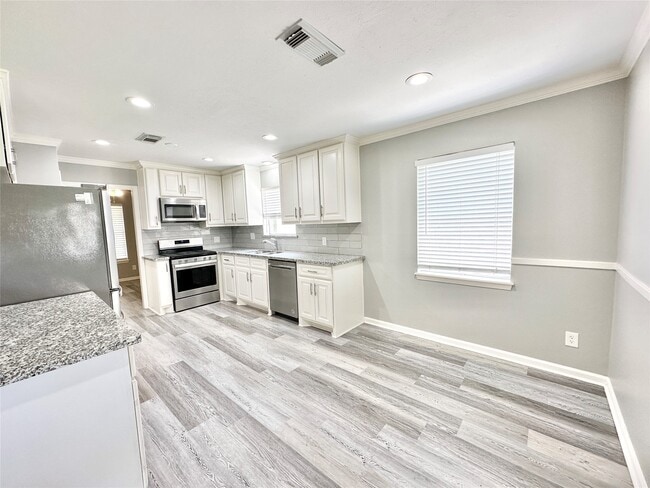 Building Photo - 5818 Birchmont Dr