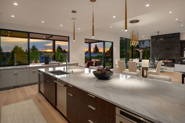 Building Photo - 7Bd/6Ba Bellevue Home