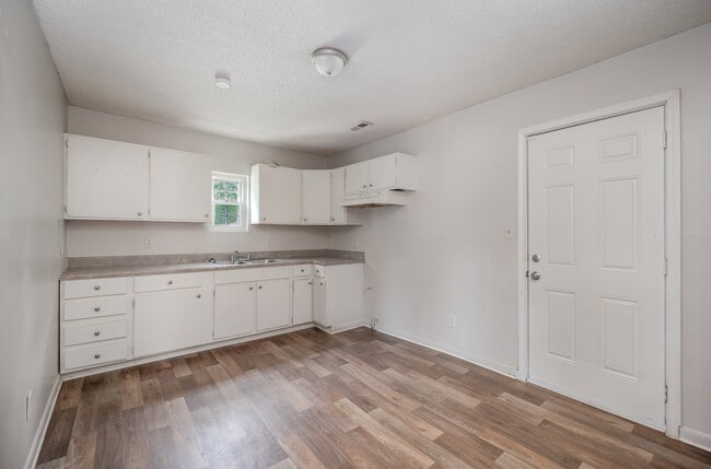 Building Photo - 1043 Mountain Crest Dr