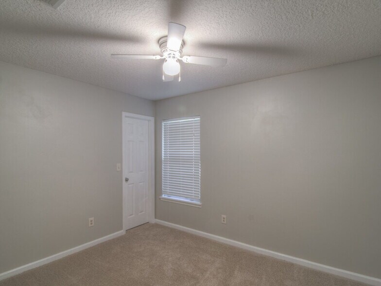 Building Photo - 552 Sparrow Branch Cir