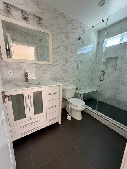 Building Photo - 10622 McVine Ave