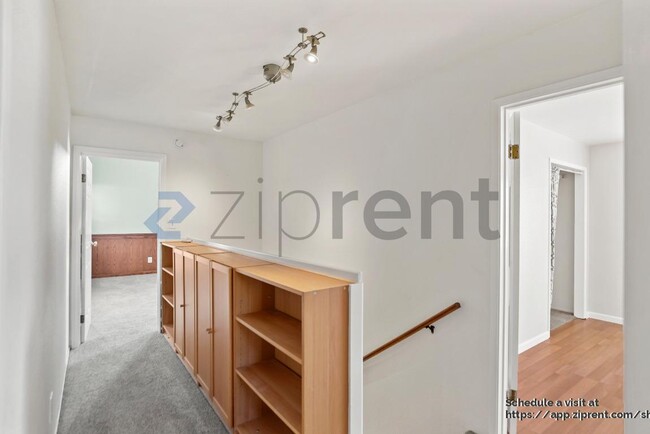 Building Photo - 920 Belmont Way