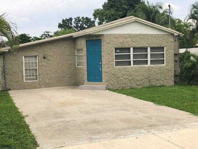 Primary Photo - Cute & Cozy 2BD/2BA + Bonus Room Available...