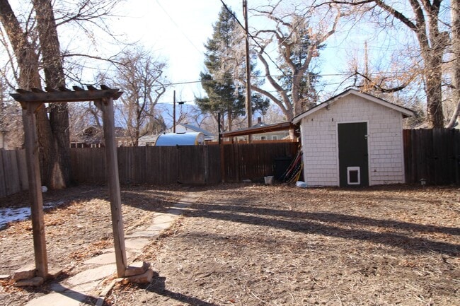 Building Photo - Adorable 3bdrm Downtown Bungalow