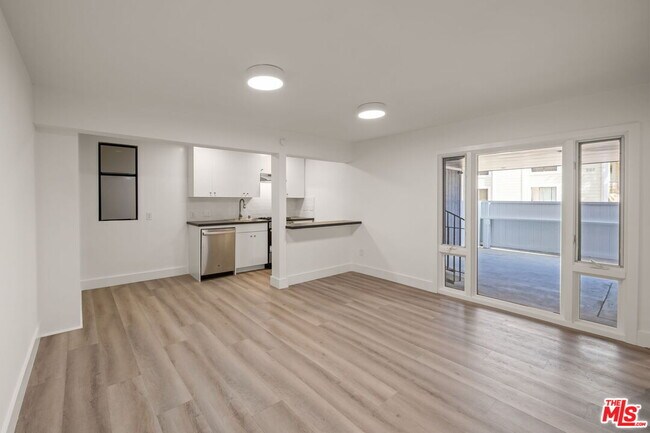 Building Photo - 6821 E Ocean Blvd