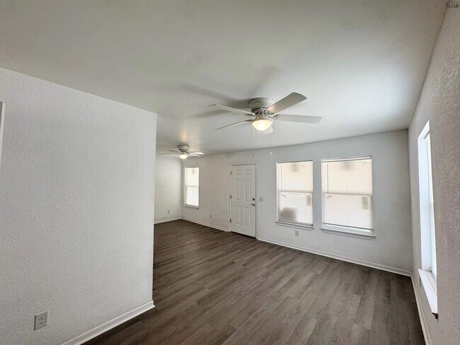 Building Photo - 406 2nd St